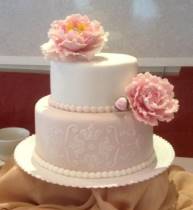 Торт с цветами бело-розовый с рельефом