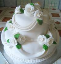 Торт с цветами из мастики белый