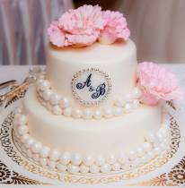 Торт с цветами двухъярусный с розовым жемчугом