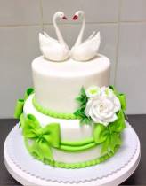 Торт с цветами и лебедями с лентой и бантом