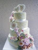 Торт с цветами и двумя сердцами
