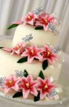 Торт с цветами лилий