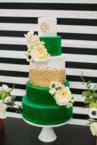 Торт с цветами бело-зеленый с золотом