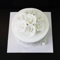 Торт с цветами роз и кружевом белый