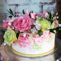 Торт с цветами роз и рисунком из роз