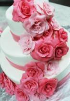 Торт с цветами роз трехъярусный