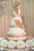 Торт с цветами семиярусный в золотом оформлении