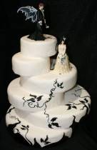 Торт с цветами шестиярусный с женихом и невестой