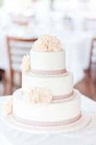 Торт с цветами белый с лентами темно-бежевыми