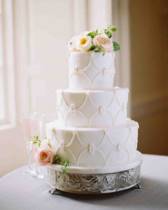 Торт с цветами белый и отделкой из бус