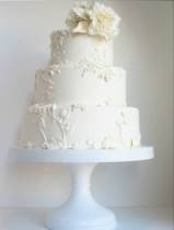 Торт с цветами белый с растительным орнаментом
