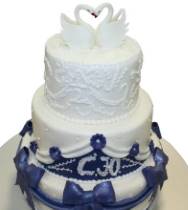 Торт с цветами бело-синий с двумя лебедями