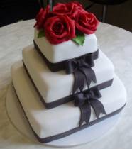 Торт с цветами квадратный с черными лентами