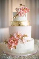 Торт с цветами и золотым кольцом