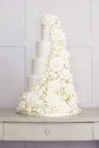 Торт с водопадом цветов из крема пятиярусный белый