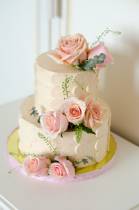Торт с живыми бутонами цветов двухъярусный розовый