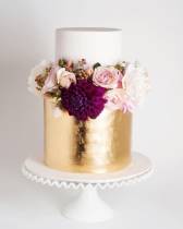 Торт с живыми цветами бело-золотой