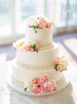 Торт с живыми цветами белый с бусинами