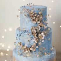 Торт с золотыми цветами голубой