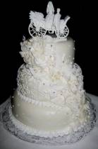 Торт белый с каретой женихом и невестой