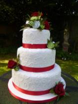 Торт белый с орнаментом и красными лентами