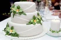 Торт белый с зелеными цветами