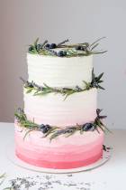 Торт бело-розовый с листьями и ягодами