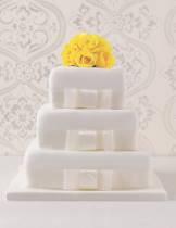 Торт квадратный белый с бонтами и желтыми цветами