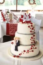 Торт Любовь с фигурками жениха и невесты