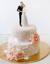 Торт с цветами с фигурками жениха и невесты