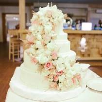 Торт с цветами пятиярусный с водопадом из цветов