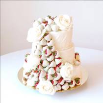Торт с цветами с клубникой в белом шоколаде