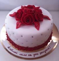 Торт любимой маме с красными розами