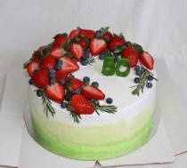 Торт маме на 50 лет со свежими ягодами