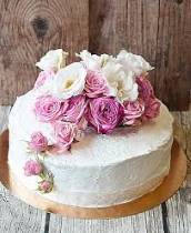 Торт белый с цветами