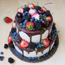 Торт маме с шоколадными потеками и свежими ягодами