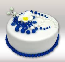 Торт маме бело-синих тонах с цветами