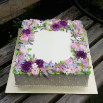 Торт классический квадратный с цветами