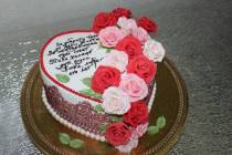 Торт на день рождения сердце с розами