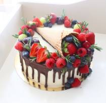 Торт рог изобилия со свежими ягодами