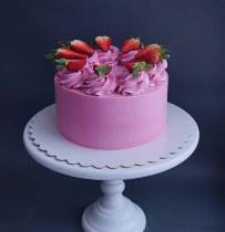 Торт розовый с клубникой