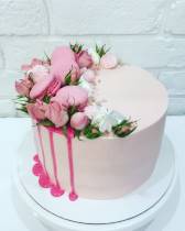 Торт маме розовый с розами и макарон
