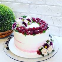 Торт с цветами и малиной
