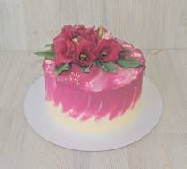 Торт малиновый для мамы с цветами
