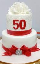 Торт на 50 лет с красными лентами и кружевом
