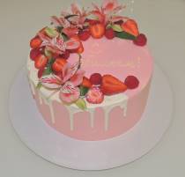 Торт Розовый с клубникой и цветами