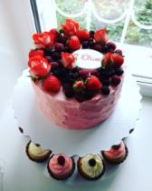 Торт украшен ягодами и розами в глазури