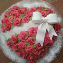 Торт сердце с розами и белым бантом