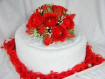 Торт бархатный с красными розами