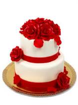 Торт белый с красными розами